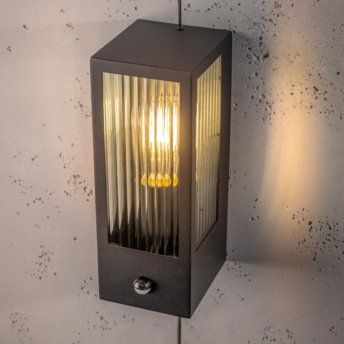 If you’re looking for a modern take on a traditional outdoor wall light, this modern bevelled glass rectangle wall light is perfect for adding style and protection for your home. This classic wall light is designed with a contemporary twist, styled with a rectangle shape and fitted with glass bevelled windows that allow the light to shine effectively. Integrated PIR Motion Sensor.