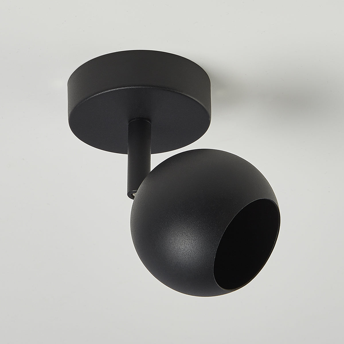 Nieve's elegant and stylish finish makes it the ideal addition to any room. It will look perfect in both traditional and modern environments. It has an adjustable head so you can set the spot light according to your preferences. For longevity and durability, the lamp is constructed of aluminium that has been painted black.