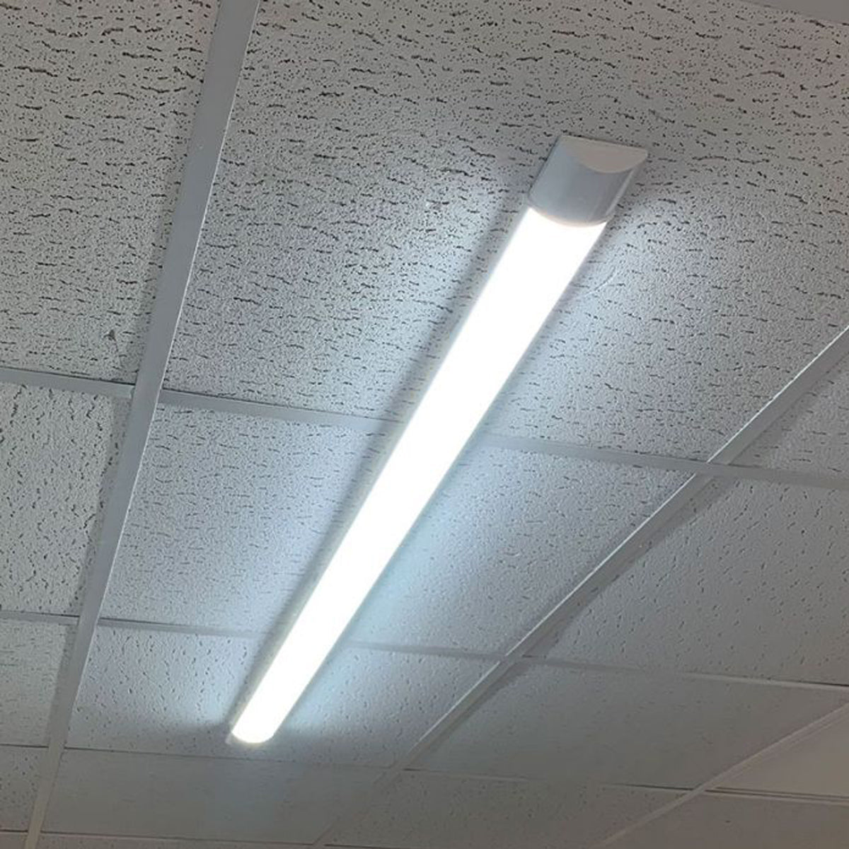 Choose the right product for your needs from our world class range of LED lighting battens. All of our batten lights focus on reliability and energy efficiency. Our LED battens are perfect for lighting garages, warehouses, and other large areas. The airtight fitting allows no dust to enter giving it extra longevity and avoids any dark patches. Modern slim profile with opal diffuser and warm white light output.