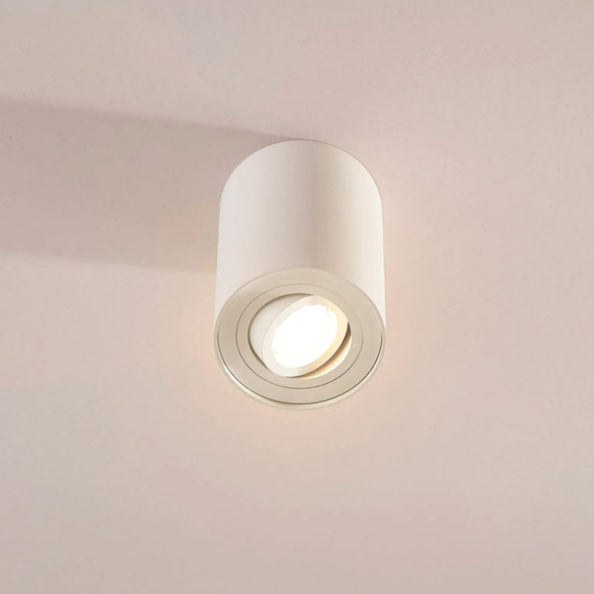 We combine practicality with atmosphere, the result is the Sasha series. These universal spots can be used wherever you would like. The sleek design will feel like a fits perfectly with all interiors. Rotating by 360 degrees and complete with a tilted function its allows you to get the desired light output exactly where you want the light to beam. These lights are made from a high quality aluminum and powder coated to an immaculate white finish.