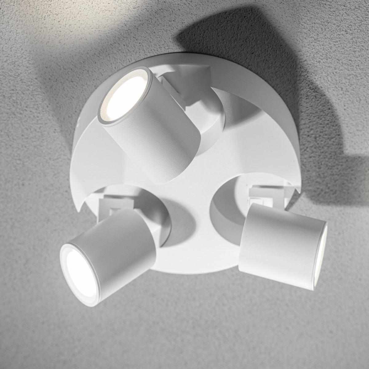 We combine practicality with atmosphere, the result is the Carla series. This universal triple spot light can be used wherever you would like. The sleek design will feel like a fits perfectly with all interiors. Adjustable to give the desired light out put exactly where you want the light to beam. These lights are made from a high quality aluminum and powder coated to an immaculate white finish.