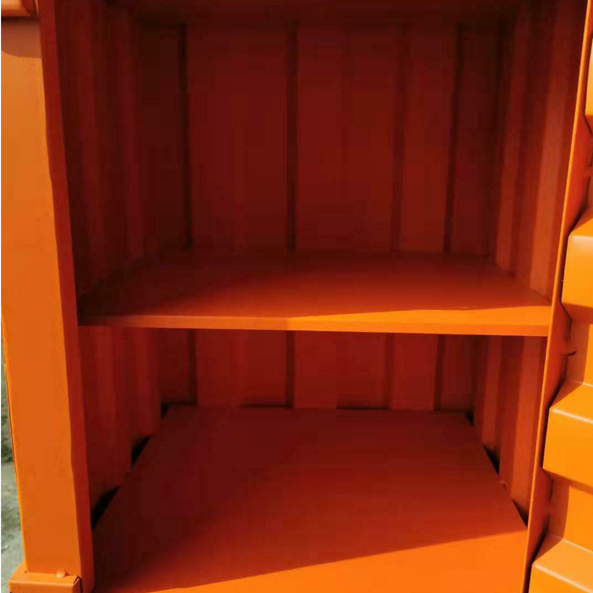 Retro Industrial Style Mini Shipping Container Side Table With Lockable Handle