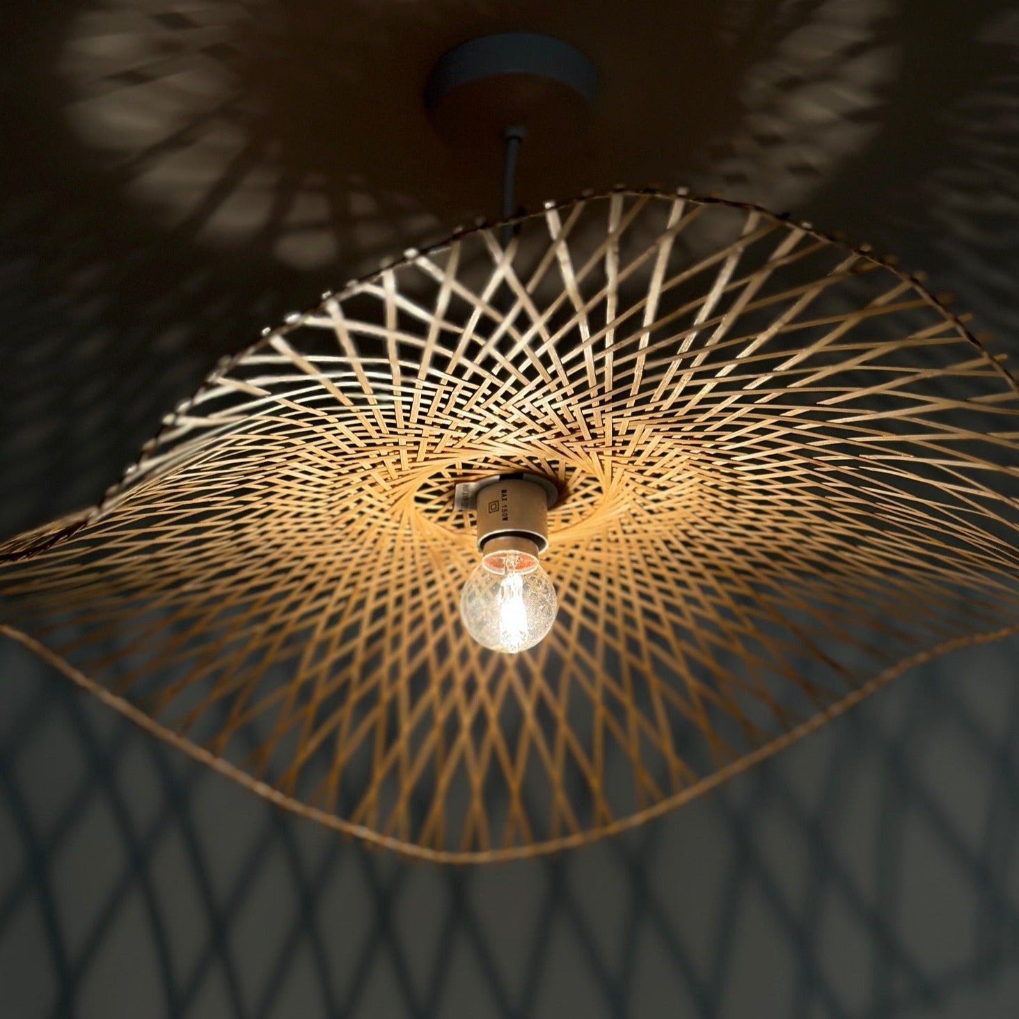 Ceiling lamps usually show personality and character in rooms. If you are looking to add a natural and fresh touch to your room, our Tulum Bamboo Ceiling Lamp is the ideal complement. Tulum presents an elegant and original design in a natural style with a lampshade made of bamboo, a material that is increasingly used in homes, integrating the eco-friendly philosophy