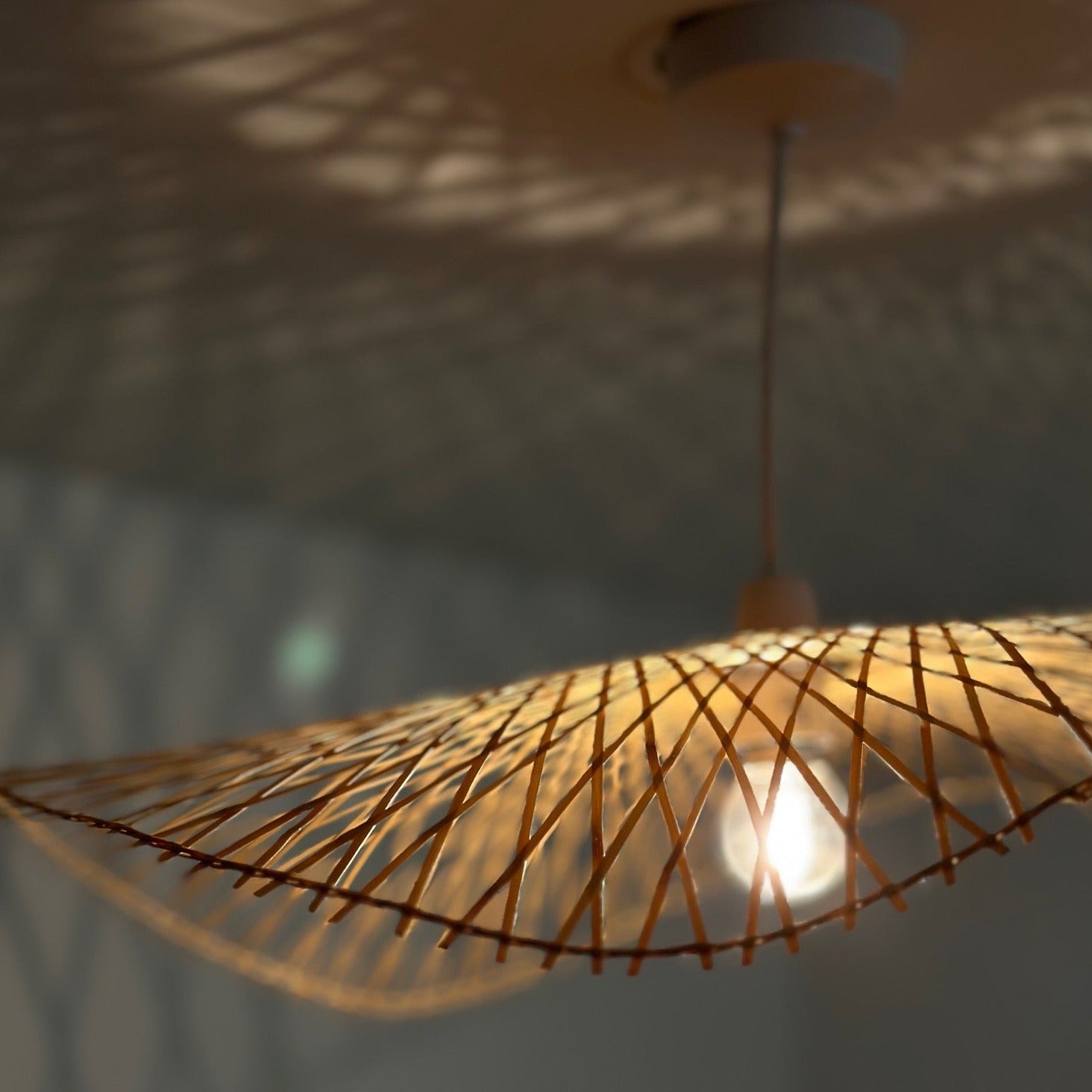 Ceiling lamps usually show personality and character in rooms. If you are looking to add a natural and fresh touch to your room, our Tulum Bamboo Ceiling Lamp is the ideal complement. Tulum presents an elegant and original design in a natural style with a lampshade made of bamboo, a material that is increasingly used in homes, integrating the eco-friendly philosophy