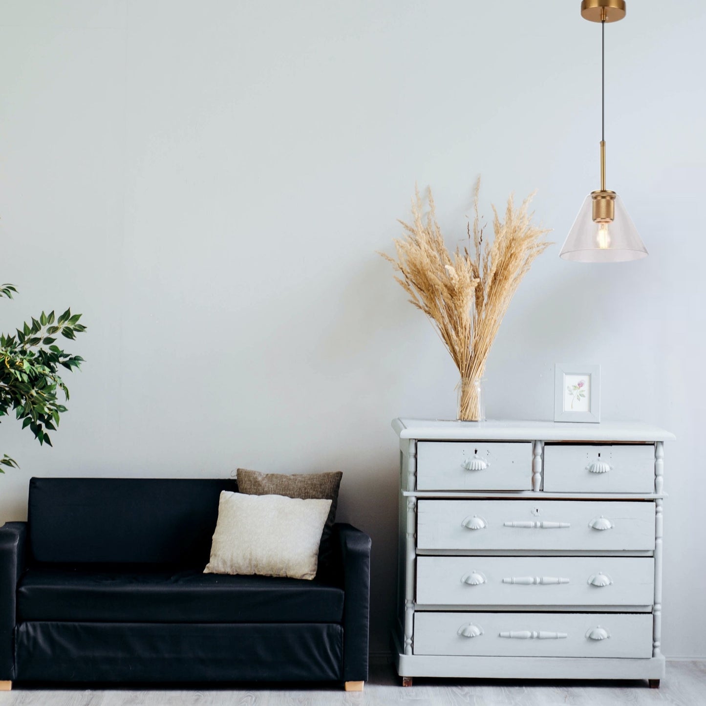 Our Cree pendant light is a stylish addition suitable for every room, its gold glass conical body with matching gold ceiling rose and cable creates an amazing feature on any ceiling and gives a golden finish that warms up the room . The lamp looks great with a filament light bulb, especially in industrial and modern interiors