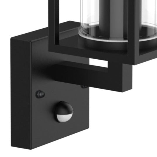 Wall lantern with clear glass and black finish. The elegant appearance of the lamp makes it ideal for modern outdoor spaces. You can install it with a decorative light bulb to give a more traditional look to a contemporary design. It has a PIR motion sensor.