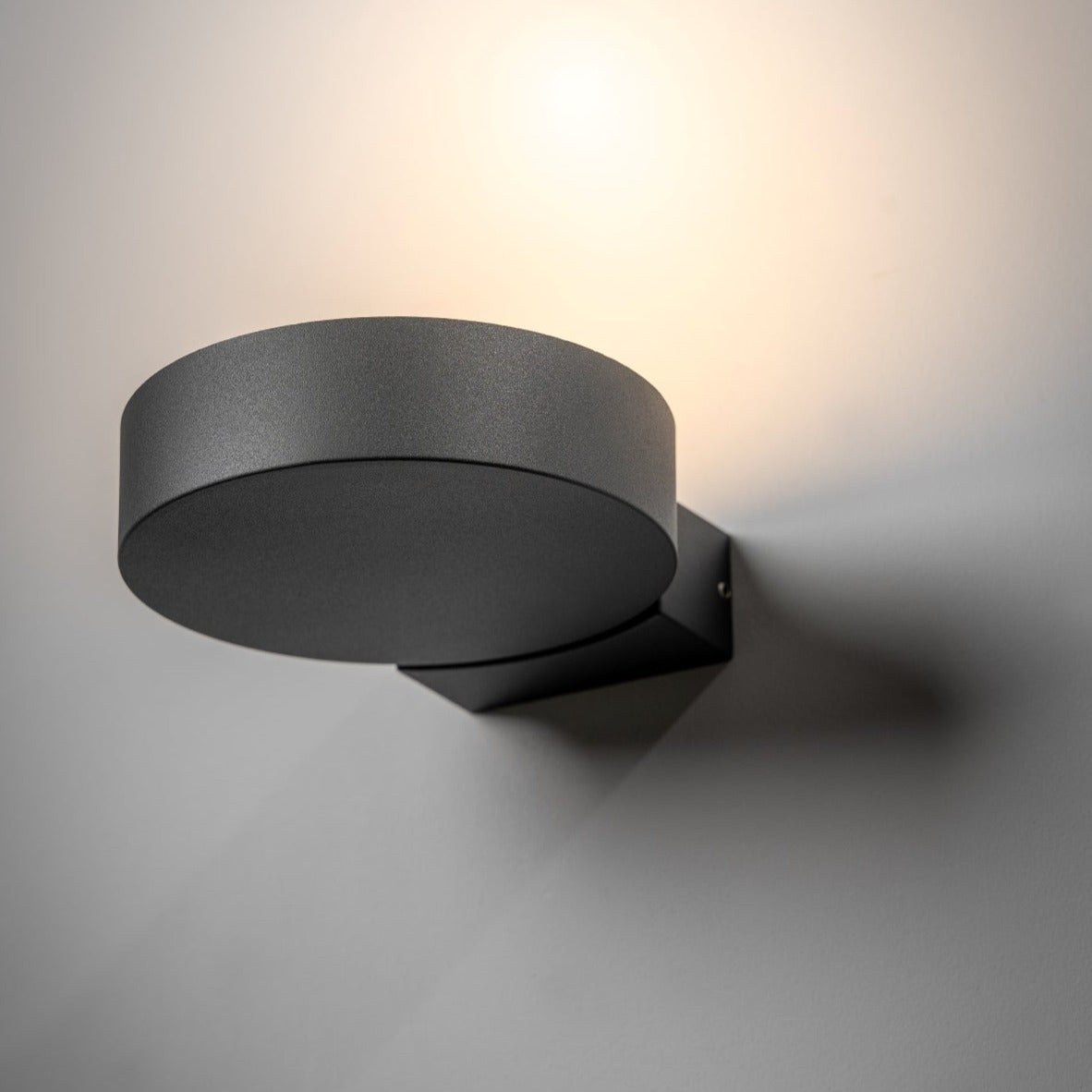 Our Darcy anthracite grey die cast aluminium wall mounted round outdoor light with built in LED's would look perfect in a modern or more traditional home design. Comes with an adjustable head to allow you to angle the light output to your desired look.