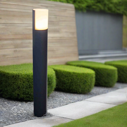 Our Faith bollard creates a beautiful light that illuminates outdoor areas in a pleasant manner with its opal diffuser. The body of the cylindrical lamp is made of aluminium and has and anthracite finish. When thinking of suitable usage locations driveways, paths and doorways come to mind. 