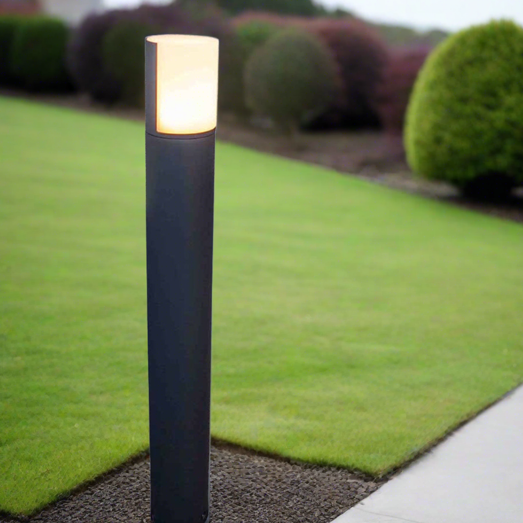 Our Faith bollard creates a beautiful light that illuminates outdoor areas in a pleasant manner with its opal diffuser. The body of the cylindrical lamp is made of aluminium and has and anthracite finish. When thinking of suitable usage locations driveways, paths and doorways come to mind. 