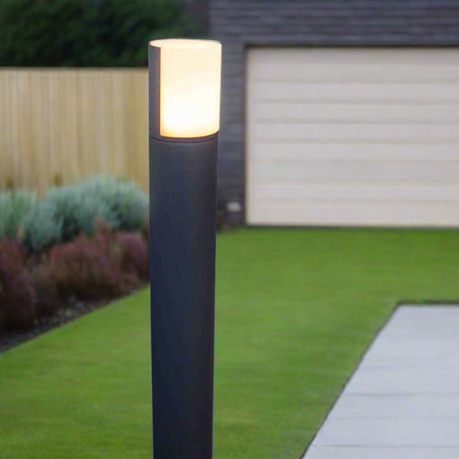 Our Faith bollard creates a beautiful light that illuminates outdoor areas in a pleasant manner with its opal diffuser. The body of the cylindrical lamp is made of aluminium and has and anthracite finish. When thinking of suitable usage locations driveways, paths and doorways come to mind. 