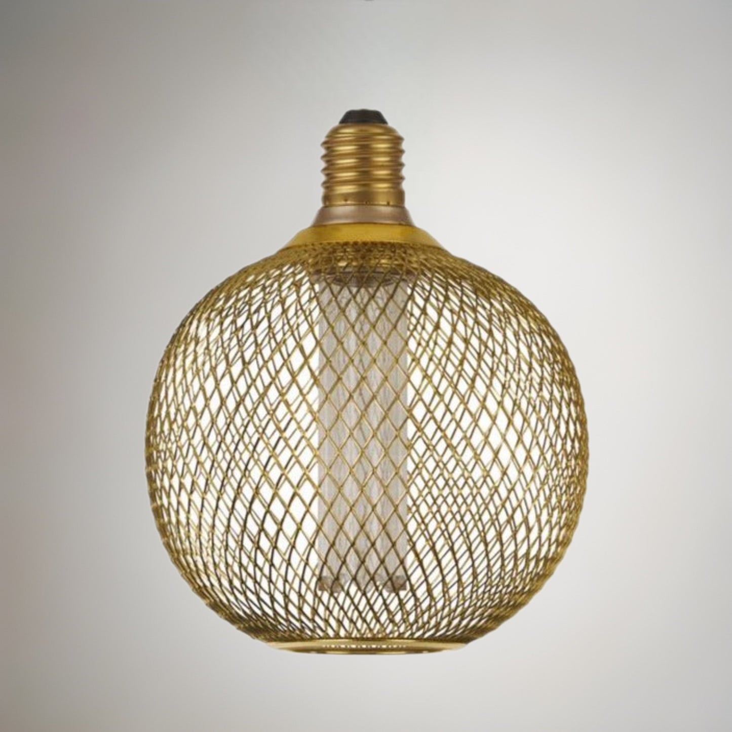 Our decorative gold mesh E27 LED globe bulb provides a unique aesthetic, blending seamlessly into many decors. Made from gold wire mesh in round cross hatch pattern giving this bulb a real industrial feel. This energy-saving bulb is perfect for exposed lighting designs fits any standard E27 lamp holder.