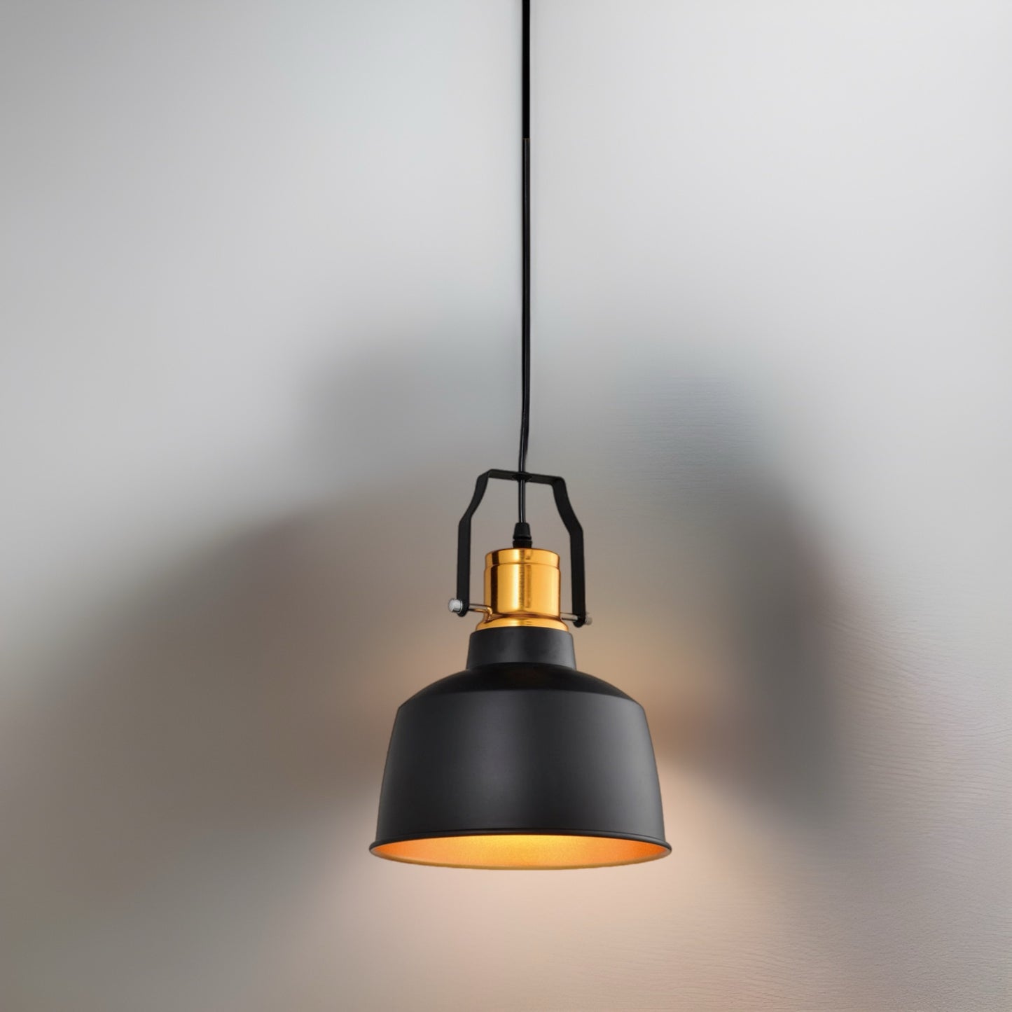 Black and gold lighting has been very popular in the lighting sector for some time. This is not only because the resulting contrast has such a harmonious appearance, but also because of the fantastic lighting effect that is produced by the golden inner surface of the lampshade.