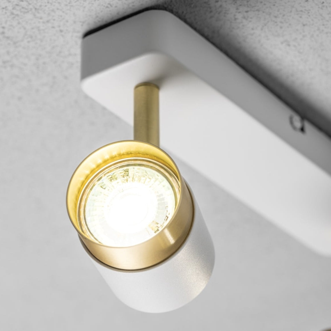 Orio's elegant and stylish finish makes it the ideal accent to any room. It will look perfect in both traditional and modern environments. It has adjustable heads so you can set the spot lights according to your preferences. For longevity and durability, the lamp is constructed of aluminium that has been powder coated. It has an IP20 level of protection, making it touch and dust resistant. Intended for internal use.