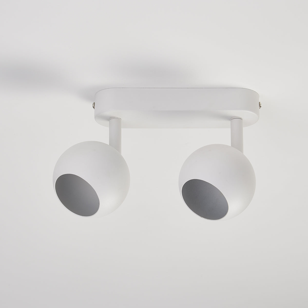 Nieve's elegant and stylish finish makes it the ideal addition to any room. It will look perfect in both traditional and modern environments. It has two adjustable heads so you can set the spot light according to your preferences. For longevity and durability, the lamp is constructed of aluminium that has been painted white. 