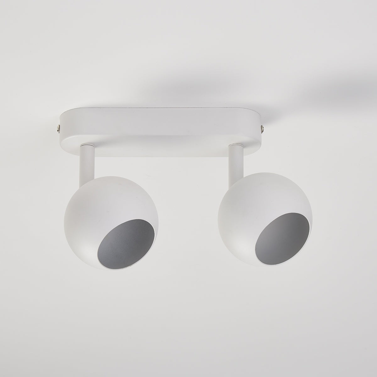 Nieve's elegant and stylish finish makes it the ideal addition to any room. It will look perfect in both traditional and modern environments. It has two adjustable heads so you can set the spot light according to your preferences. For longevity and durability, the lamp is constructed of aluminium that has been painted white. 