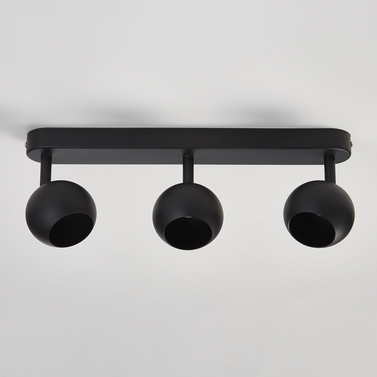 Nieve's elegant and stylish finish makes it the ideal addition to any room. It will look perfect in both traditional and modern environments. It has three adjustable heads so you can set the spot light according to your preferences. For longevity and durability, the lamp is constructed of aluminium that has been finished black.