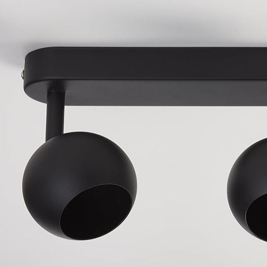 Nieve's elegant and stylish finish makes it the ideal addition to any room. It will look perfect in both traditional and modern environments. It has three adjustable heads so you can set the spot light according to your preferences. For longevity and durability, the lamp is constructed of aluminium that has been finished black.