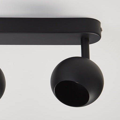 Nieve's elegant and stylish finish makes it the ideal addition to any room. It will look perfect in both traditional and modern environments. It has three adjustable heads so you can set the spot light according to your preferences. For longevity and durability, the lamp is constructed of aluminium that has been finished black.