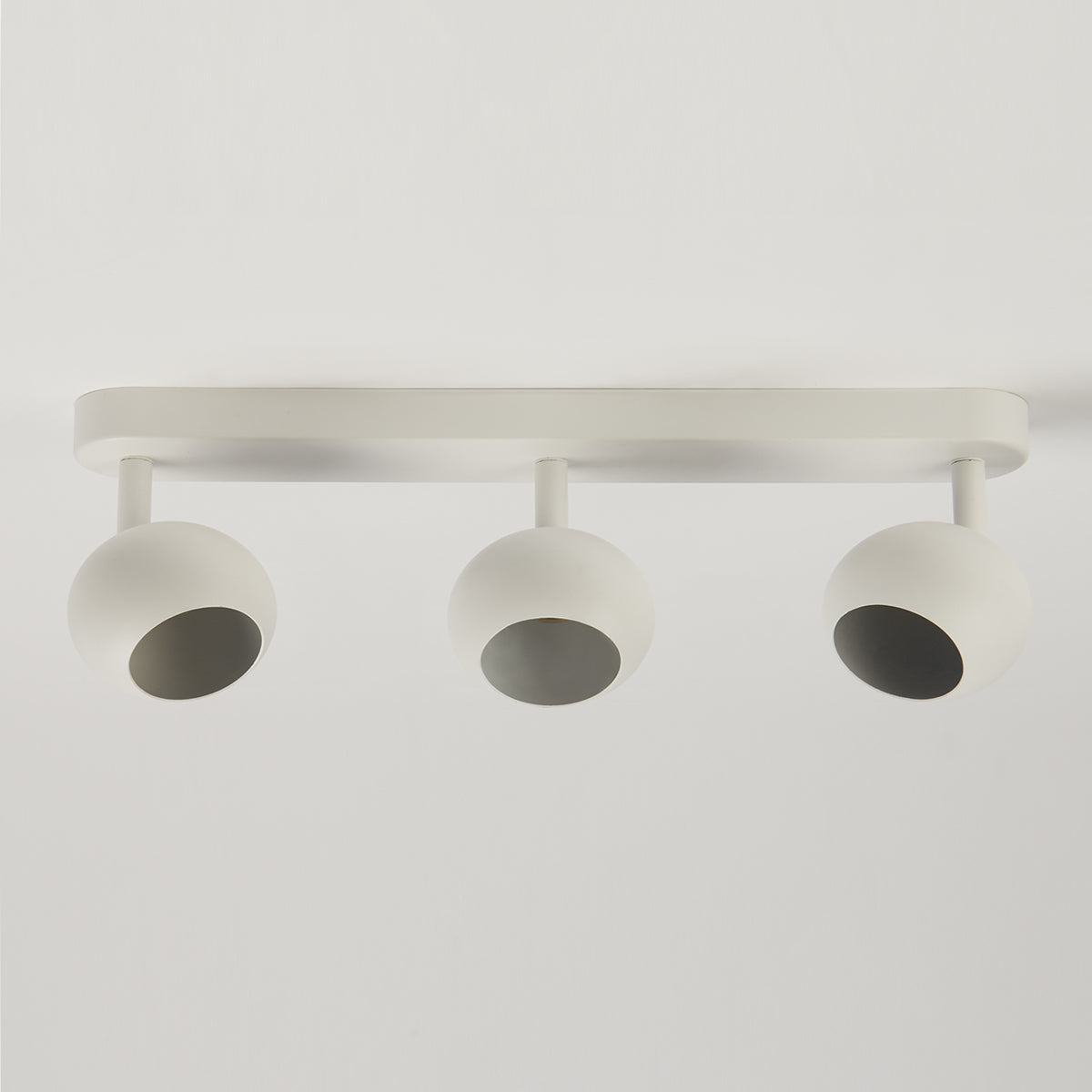 Nieve's elegant and stylish finish makes it the ideal addition to any room. It will look perfect in both traditional and modern environments. It has three adjustable heads so you can set the spot light according to your preferences. For longevity and durability, the lamp is constructed of aluminium that has been painted white. 