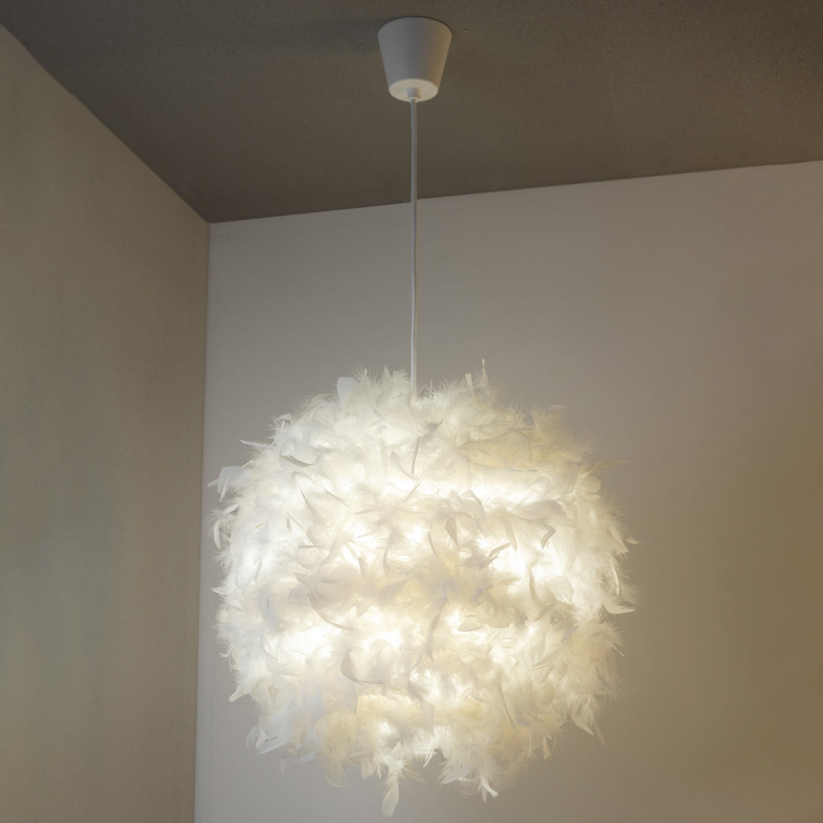 Our Rio easy fit white feather lamp shade is constructed from delicate feathers in a large round shape. This beautiful shade is perfect for adding a touch of fun and elegance to your room. Can be used as either a table lamp shade or a ceiling shade.