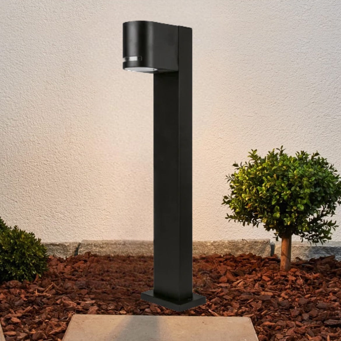 Our Moon bollard creates a beautiful light that illuminates outdoor areas in a pleasant manner. The body of the cylindrical lamp is made of aluminium. When thinking of suitable usage locations driveways, paths and doorways come to mind.  The amorphous diffuser ensures uniform light distribution, creating a comfortable atmosphere.