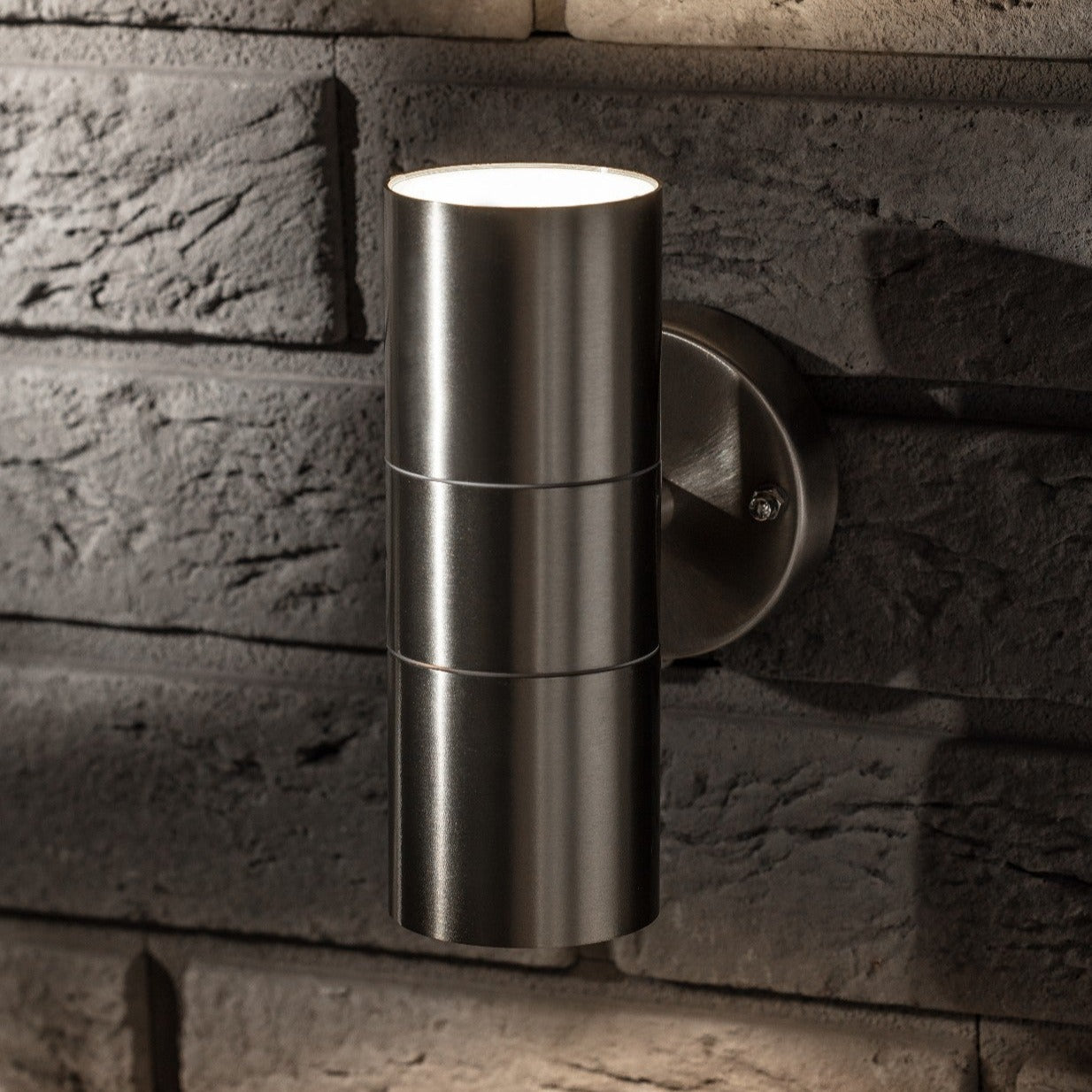 The modern Alesha wall lamp is distinguished by its unique design and the highest quality of workmanship. It has an IP65 rating, which ensures that the lamp will work safely in rain and dust. This lamp is ideal for lighting the front door, terrace, garden or garage. 