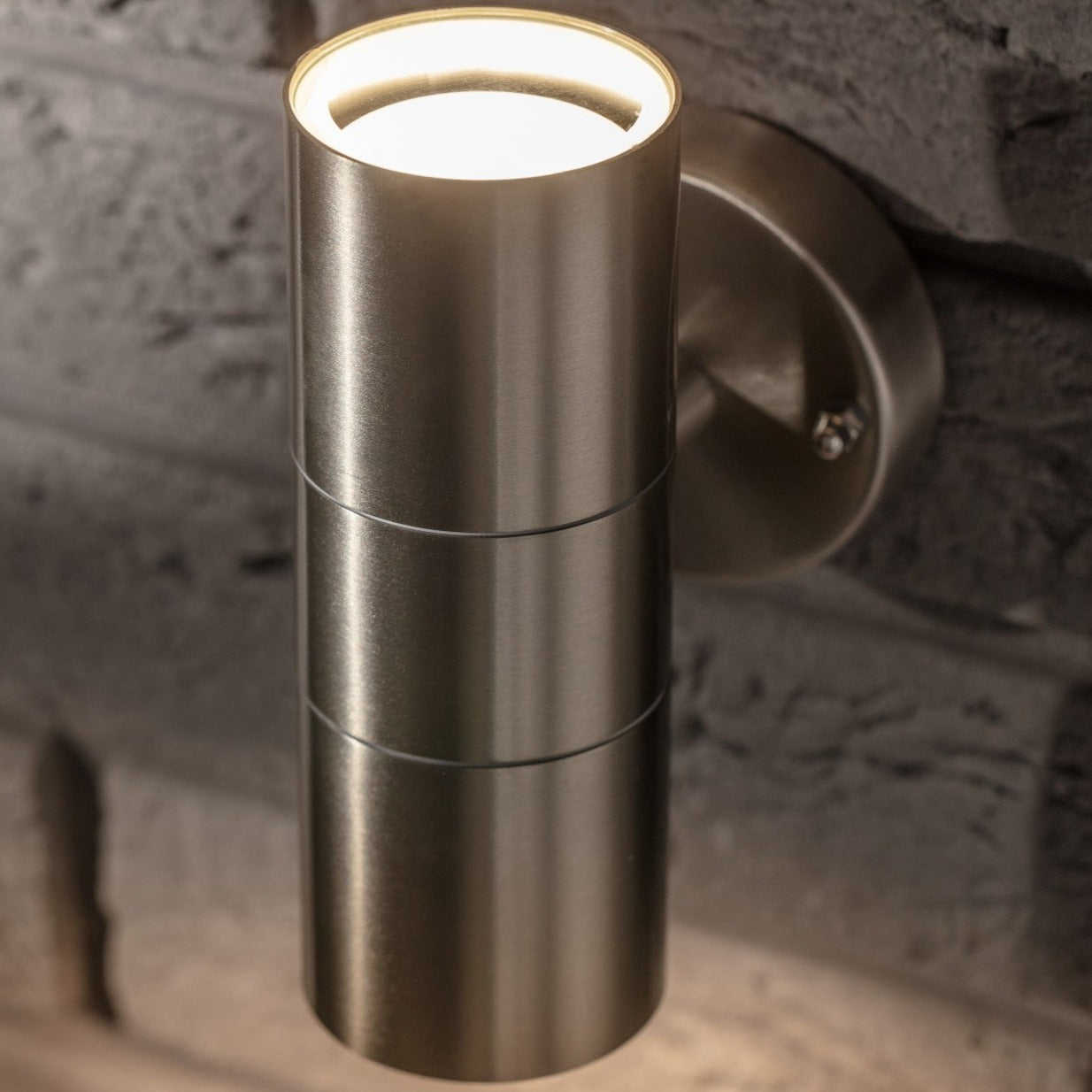 The modern Alesha wall lamp is distinguished by its unique design and the highest quality of workmanship. It has an IP65 rating, which ensures that the lamp will work safely in rain and dust. This lamp is ideal for lighting the front door, terrace, garden or garage. 