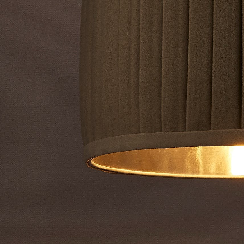 Our green Harper luxury velvet pleated shade is glamorous in appearance and we have designed the shade to suit a range of interiors. Easy to fit, it’s crafted from high-quality green velvet complimented with a silver reflective inner. It's made to fit both a ceiling light or lamp base.
