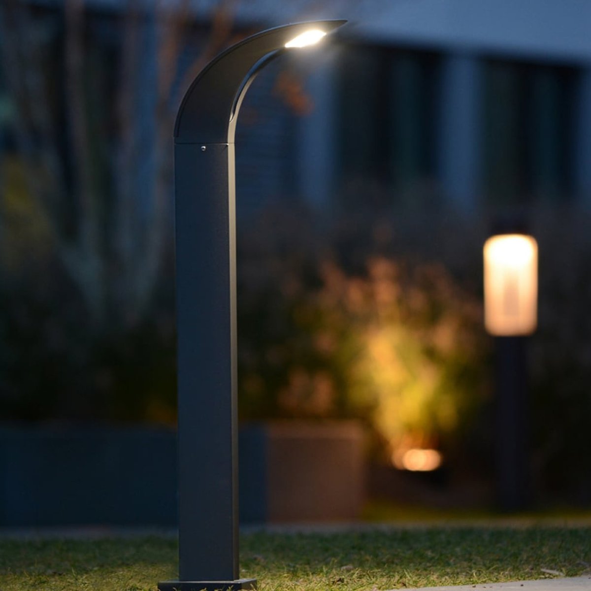 Our Diana dark grey curved post light combines style and energy efficiency. Constructed from a die cast aluminum making this light fitting fully weatherproof and durable designed longevity. The powerful light output illuminates a large area but is deigned not to dazzle. Perfect for lighting outside modern homes driveways, patios, gardens as well as bars, clubs, hotels.  Matching wall light available.