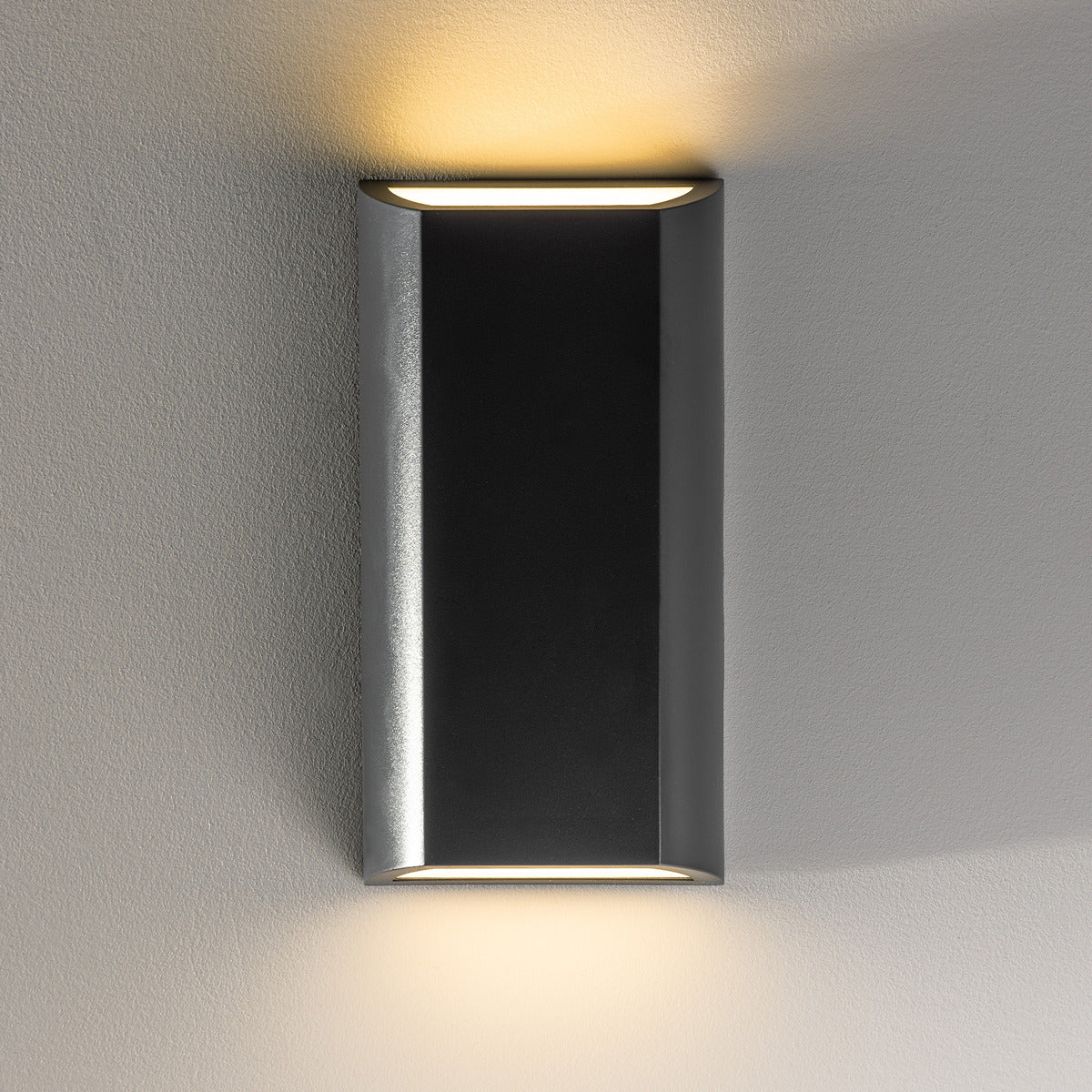 Come explore our premium-quality WILMA dark grey rectangular wall light by CGC! This outdoor wall light provides a double-sided lighting system, with a rectangular shape made of polycarbonate body, making it weather and rust-proof with opal diffusers.