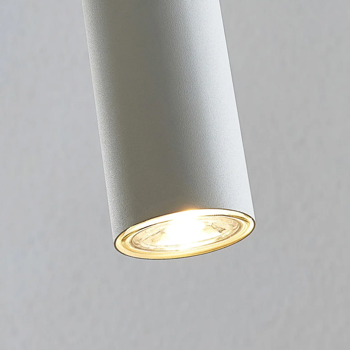 High-quality white ceiling triple hanging spotlight pendant. A cylinder pendant with a modern and sleek design would add a huge element of style and class to any room. Made of aluminium with a powder coat finish. Height can be adjusted during installation.