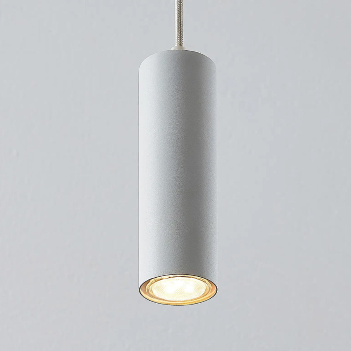 High-quality white ceiling triple hanging spotlight pendant. A cylinder pendant with a modern and sleek design would add a huge element of style and class to any room. Made of aluminium with a powder coat finish. Height can be adjusted during installation.