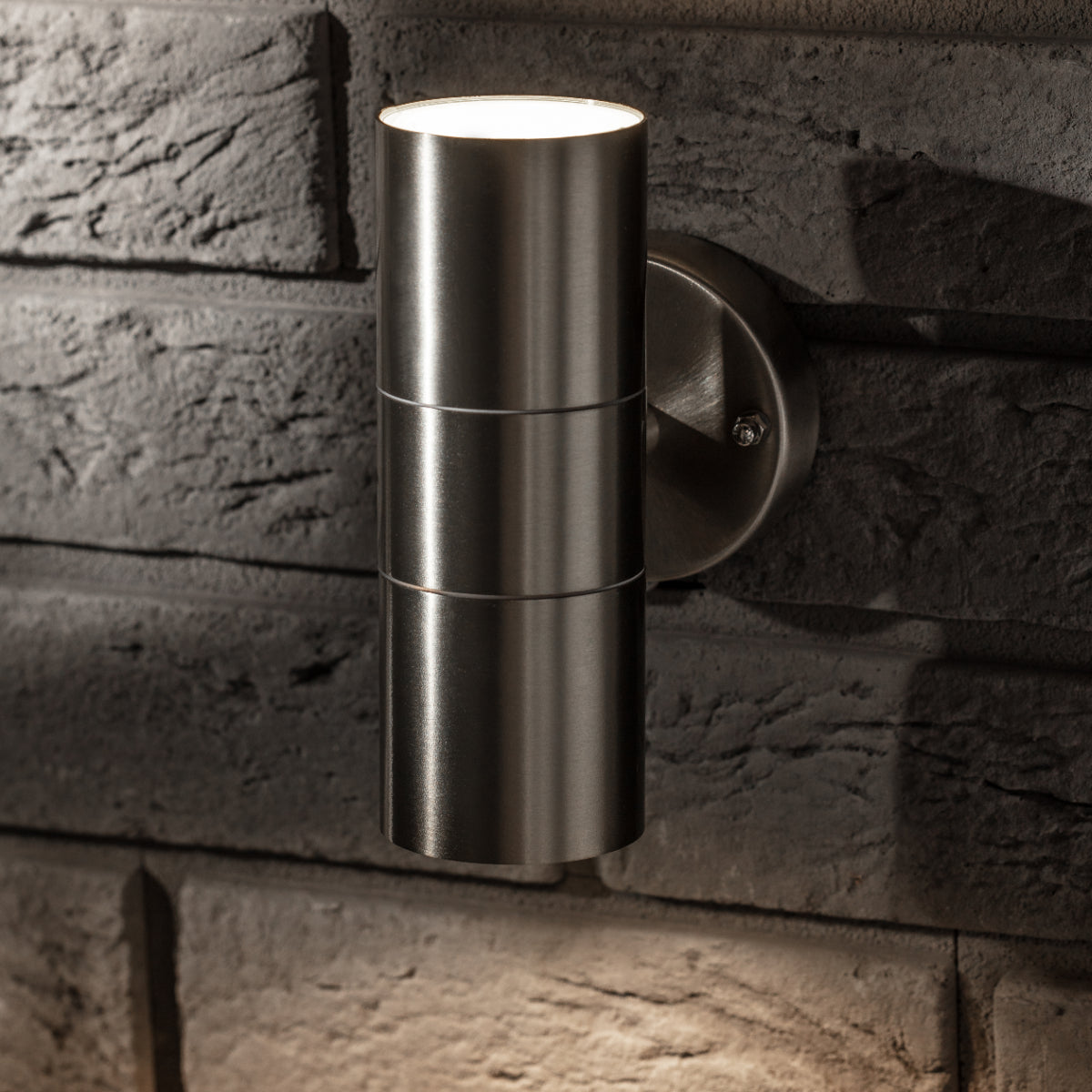 The modern Alesha wall lamp is distinguished by its unique design and the highest quality of workmanship. It has an IP65 rating, which ensures that the lamp will work safely in rain and dust. This lamp is ideal for lighting the front door, terrace, garden or garage. 