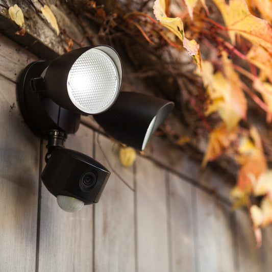 Rosie has been designed for use outdoors. It features IP code IP54, which means that the light is protected from dirt and moisture. This LED floodlight is simple and modern in design to create a minimalist light. The LEDs are housed behind a prismatic diffuser the body of the light is made from aluminium making it suitable for outdoors. The built in integrated motion sensor offers flexibility and energy efficiency and is linked to a high-definition camera which can be controlled using a free app.
