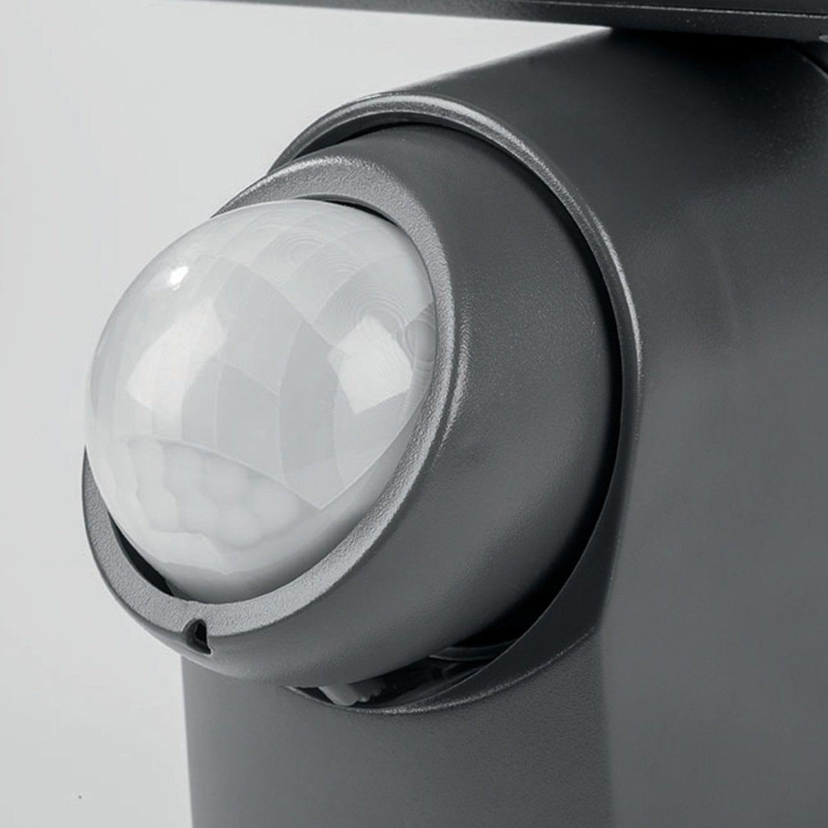 Atlas has been designed for use outdoors. It features IP code IP54, which means that the light is protected from dirt and moisture. This LED floodlight is simple and modern in design to create a minimalist light. The LEDs are housed behind a prismatic diffuser the body of the light is made from aluminium making it suitable for outdoors. The built in integrated motion sensor offers flexibility and energy efficiency and is linked to a high-definition camera which can be controlled using a free app. 