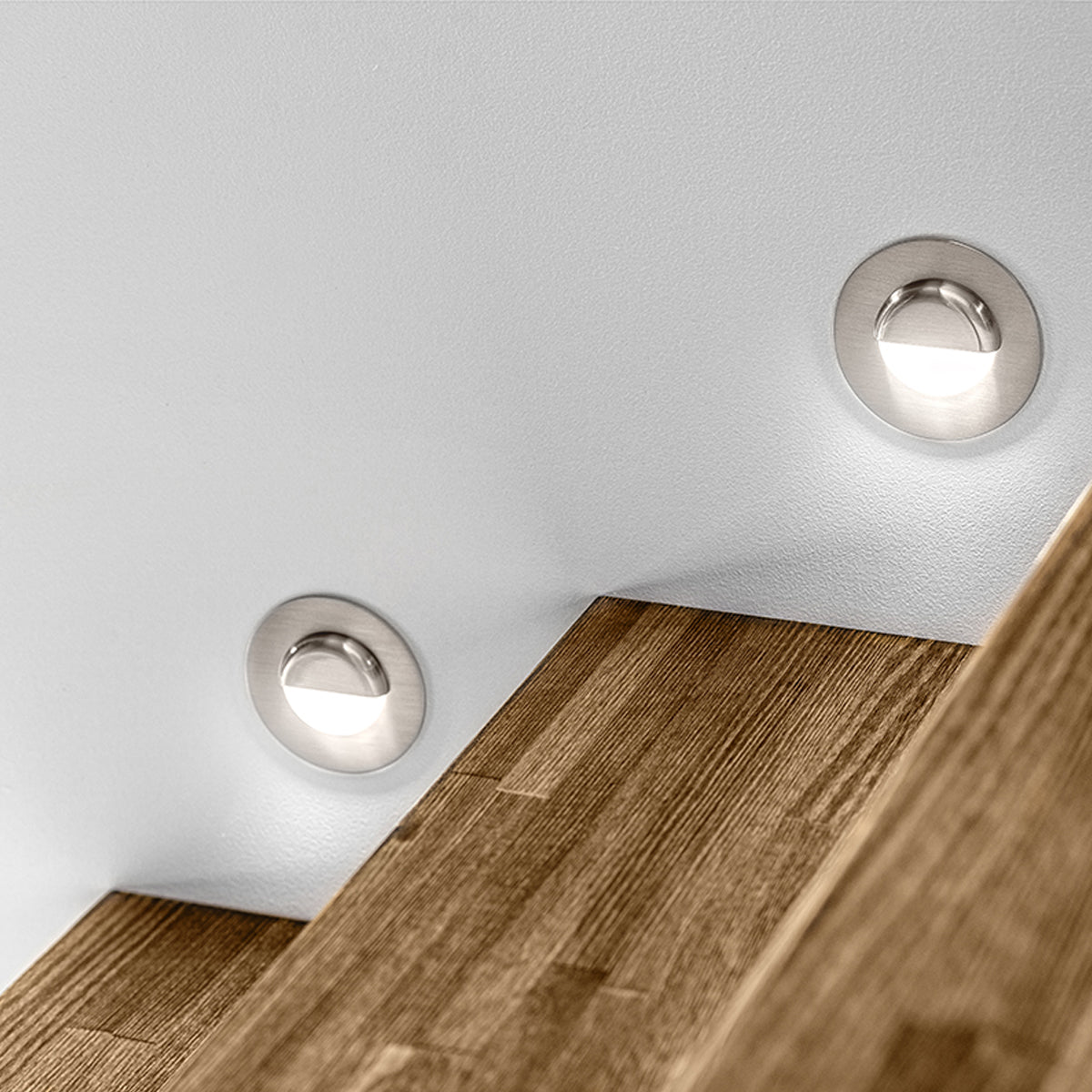 Casey is a small led light  that can be mounted on the wall or even the floor. Ideal for stair lighting. It is made of stainless steel and finished with an opal diffuser. It has an IP20 protection which means it is dustproof. Intended for indoor use.