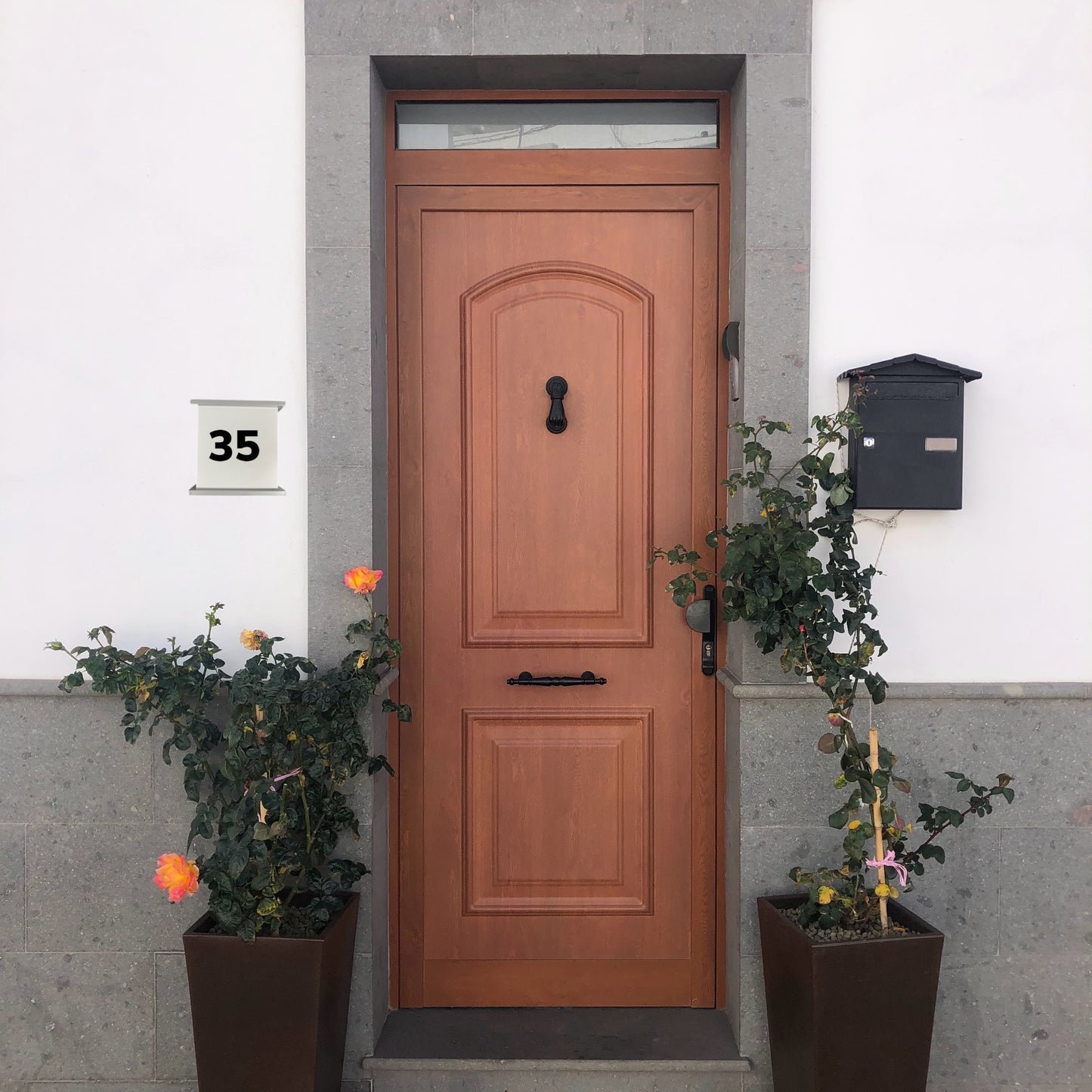 House number lights are mainly used to help guests, postal and parcel services, but also rescue services to find the right address. This stylish house number adds a real element of class and style to your front of house.