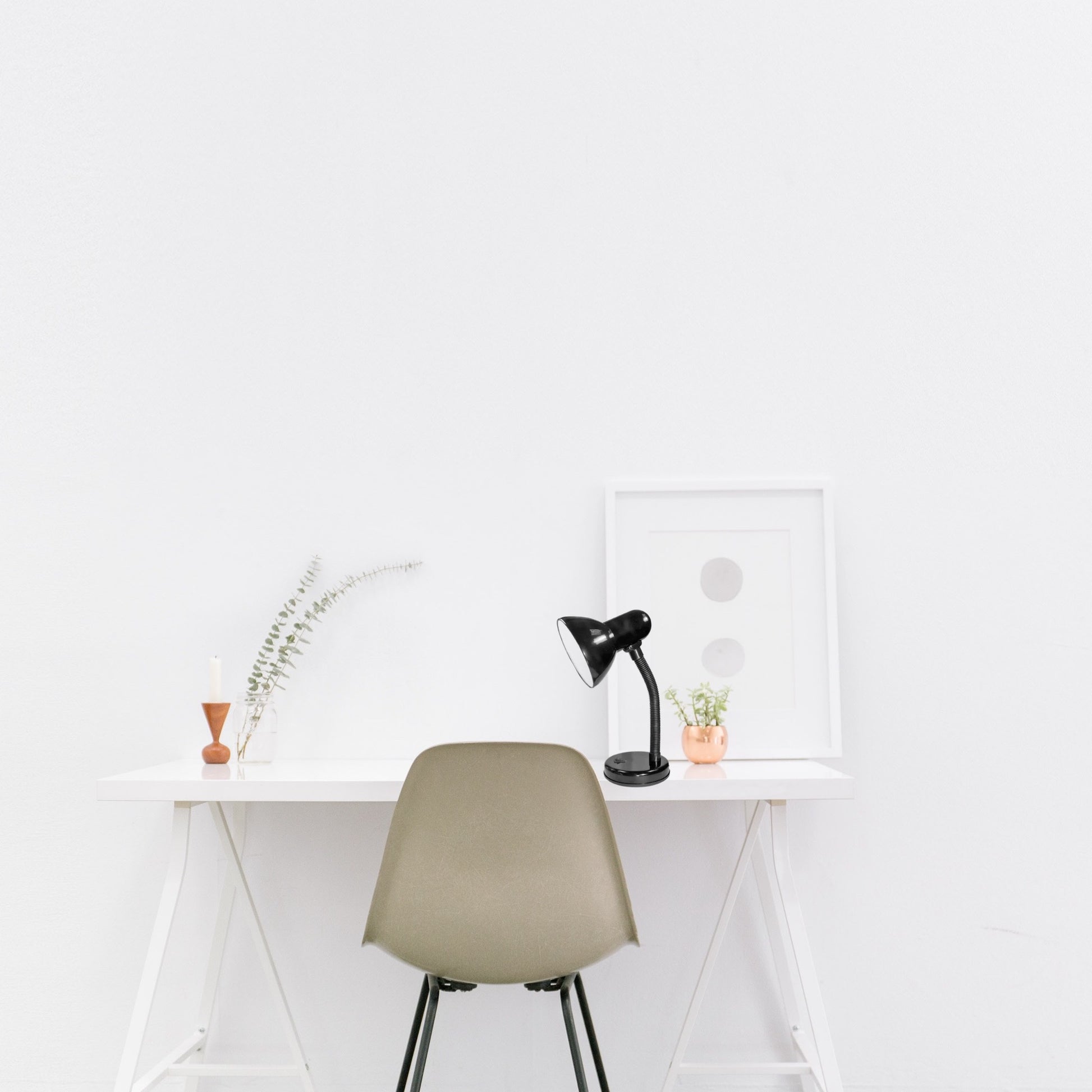 Our Flexi white traditional flexi desk lamp is sleek and modern in appearance. This fabulous lamp is a have must desks and bedside tables. The flexible neck means to can angle to light to your desired position, great for study.