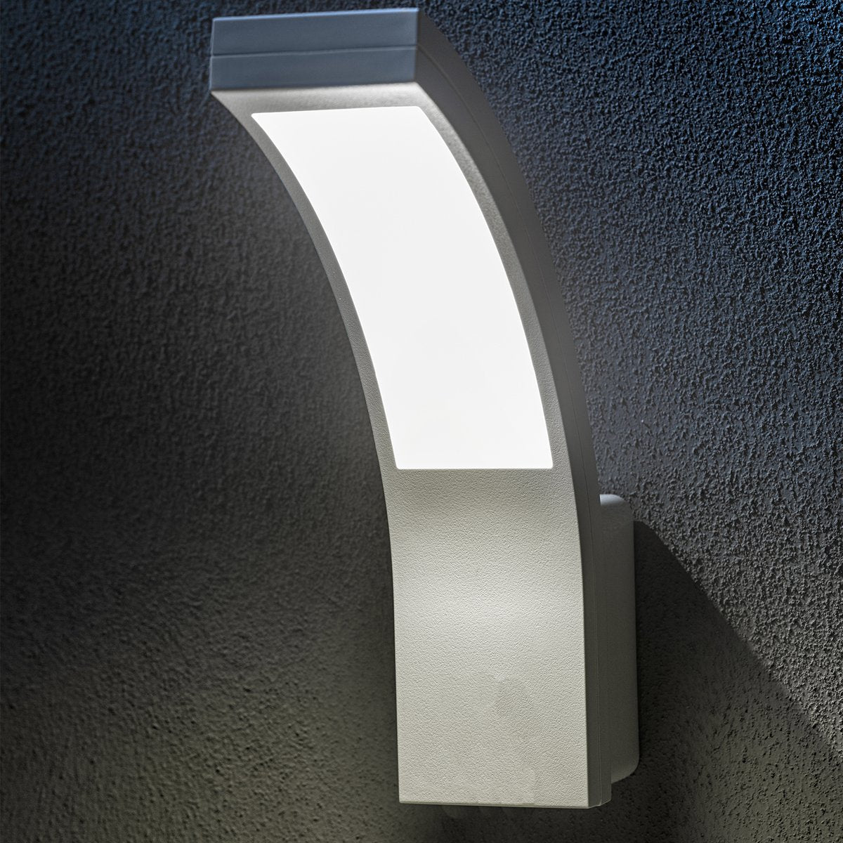 Paris has been designed for use outdoors. It features IP code IP54, which means that the light is protected from dirt and moisture. This LED outdoor wall light is simple and modern in design to create a minimalist light. The LEDs are housed behind an opal white panel made of polycarbonate. 