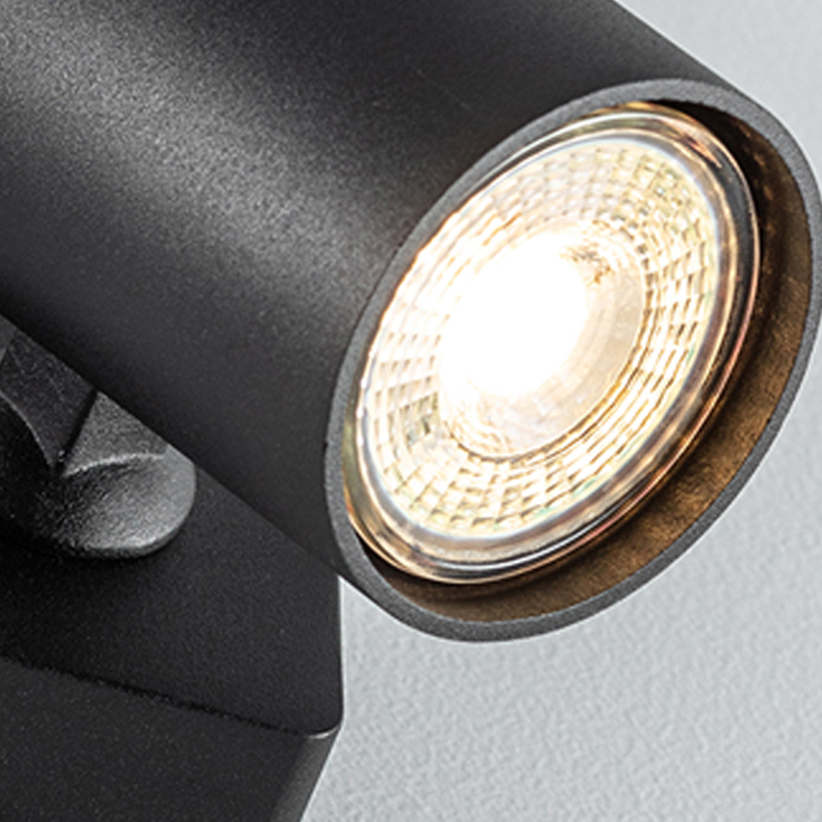The black Nell twin lamp consists of two cylindrical spotlights, both of which can be tilted and adjusted on their own axis. The spotlights are attached to a rectangular bracket, which makes them equally suitable for mounting on walls and ceilings. Made of an aluminium body and powder coated black, the lamp with its simple design fits well into different spaces.
