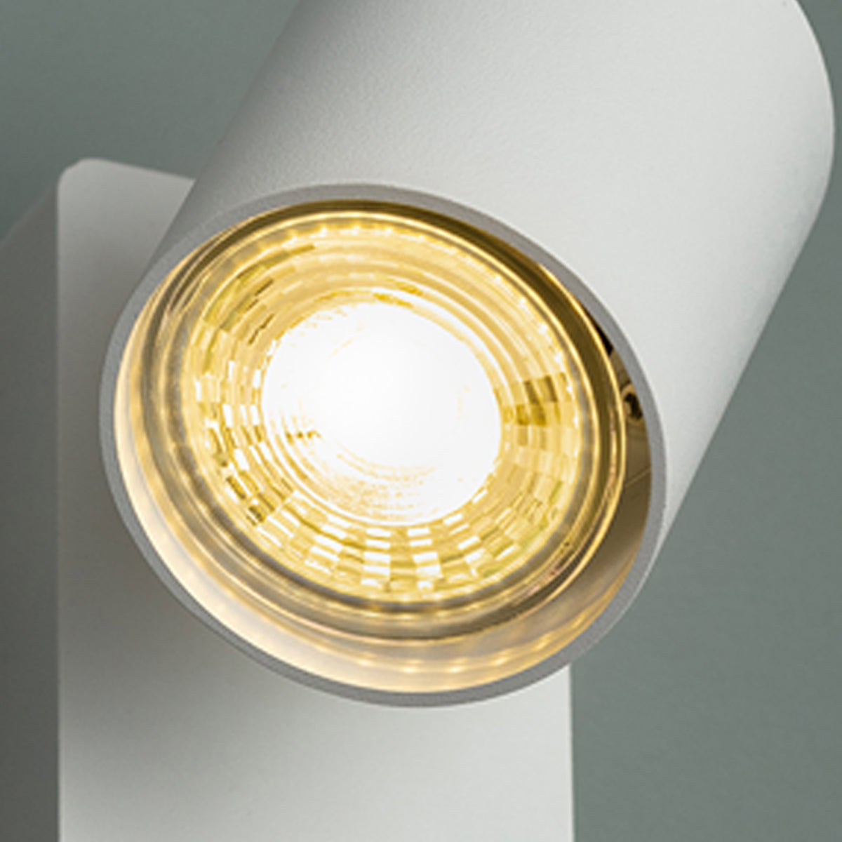 The white Nell lamp consists of a cylindrical spotlight, which can be tilted and adjusted on its own axis. The spotlight is attached to a rectangular bracket, which makes it equally suitable for mounting on walls and ceilings. Made of an aluminium body and powder coated white, the lamp with its simple design fits well into different spaces. 