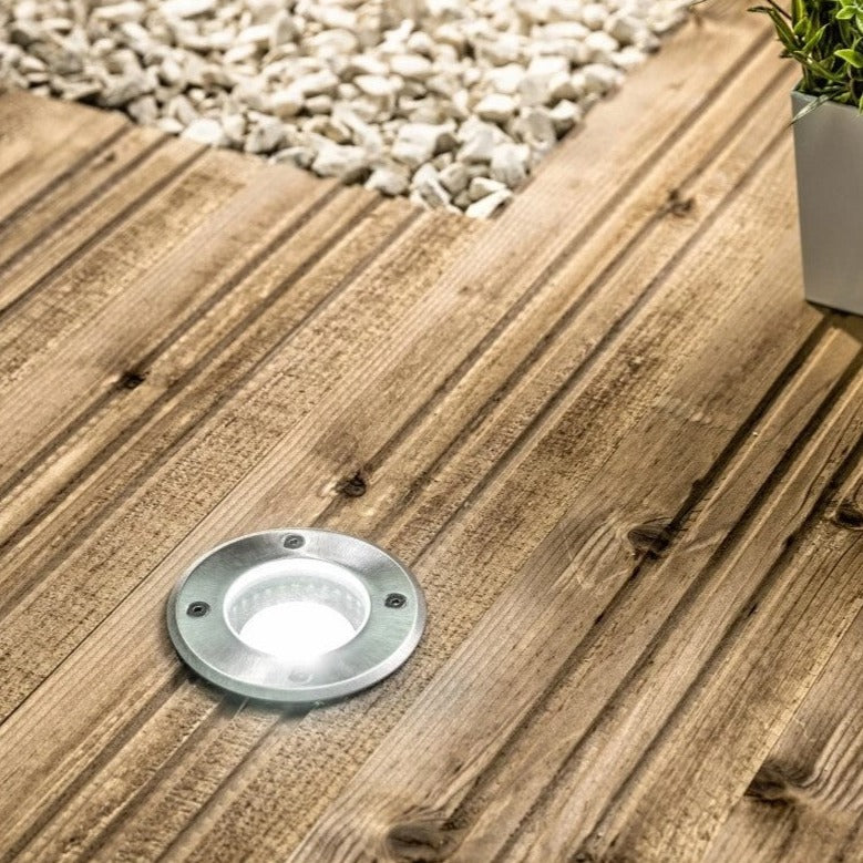 Walkover lamps are a category of products created to complement gardens, paths, driveways and the surroundings of houses. While maintaining full comfort of use, that we can enjoy cosy lighting, increasing safety and at the same time taking care of a refined visual style.